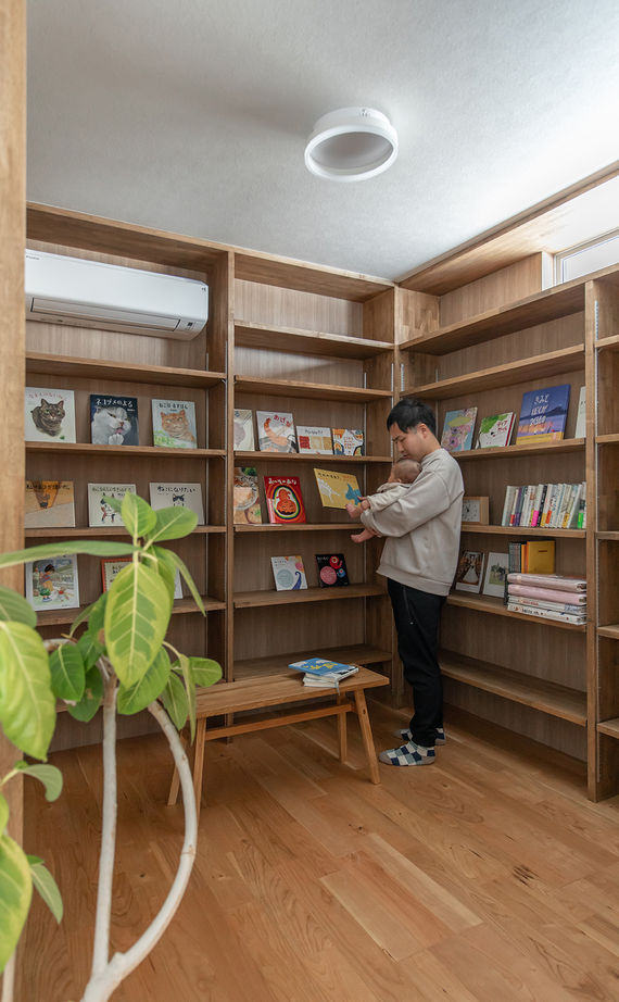 ルポハウス一級建築士事務所 【2000万円台/滋賀/吹抜け】猫と暮らす「への字」大屋根の家。おうち図書室やウッドデッキに寛ぐ空間の建築実例画像12