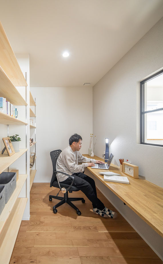 ルポハウス一級建築士事務所 【2000万円台/滋賀/吹抜け】猫と暮らす「への字」大屋根の家。おうち図書室やウッドデッキに寛ぐ空間の建築実例画像13