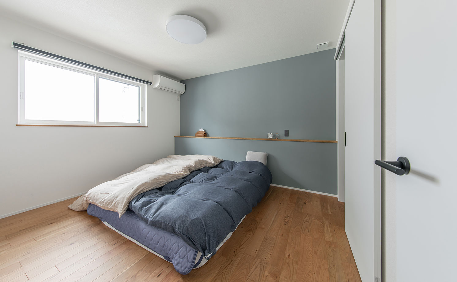 ルポハウス一級建築士事務所 【2000万円台/滋賀/吹抜け】猫と暮らす「への字」大屋根の家。おうち図書室やウッドデッキに寛ぐ空間の建築実例画像14