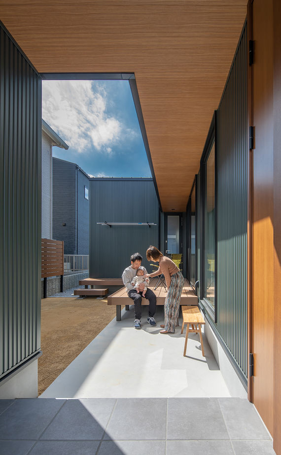 ルポハウス一級建築士事務所 【2000万円台/滋賀/吹抜け】猫と暮らす「への字」大屋根の家。おうち図書室やウッドデッキに寛ぐ空間の建築実例画像15