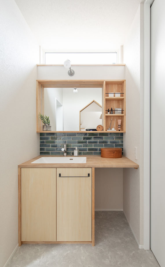 ルポハウス一級建築士事務所 【2000万円台/滋賀/吹抜け】猫と暮らす「への字」大屋根の家。おうち図書室やウッドデッキに寛ぐ空間の建築実例画像17