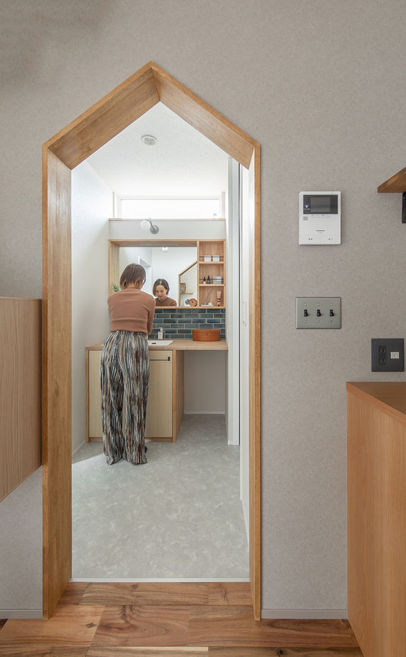 ルポハウス一級建築士事務所 【2000万円台/滋賀/吹抜け】猫と暮らす「への字」大屋根の家。おうち図書室やウッドデッキに寛ぐ空間の建築実例画像18