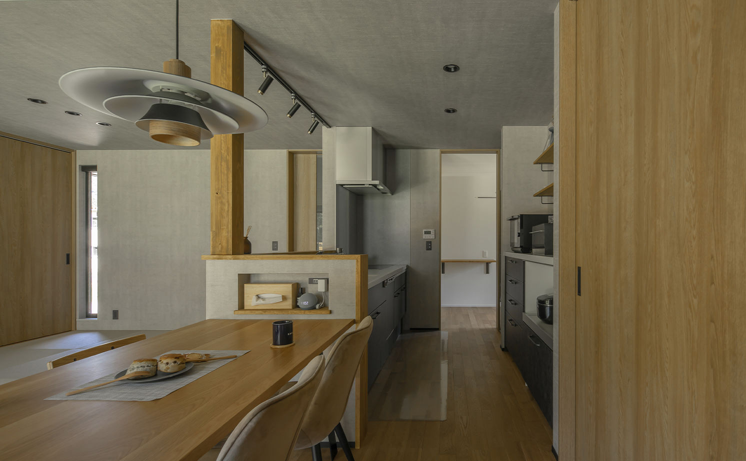 ルポハウス一級建築士事務所 【平屋／勾配天井／2000万円台／滋賀／自然】居心地よい山沿いの平屋。自然のなかで育む豊かな暮らしの建築実例画像7