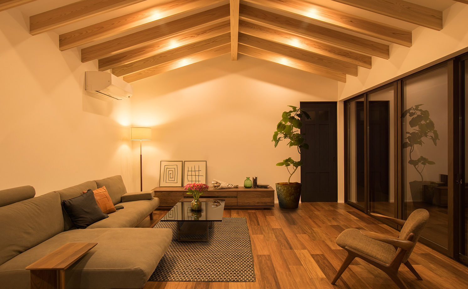 米田木材 【平屋風に暮らす家】庭の緑に癒される縁側付きの広々LDK、ストレスフリーな家事動線が暮らしの質を向上の建築実例画像2