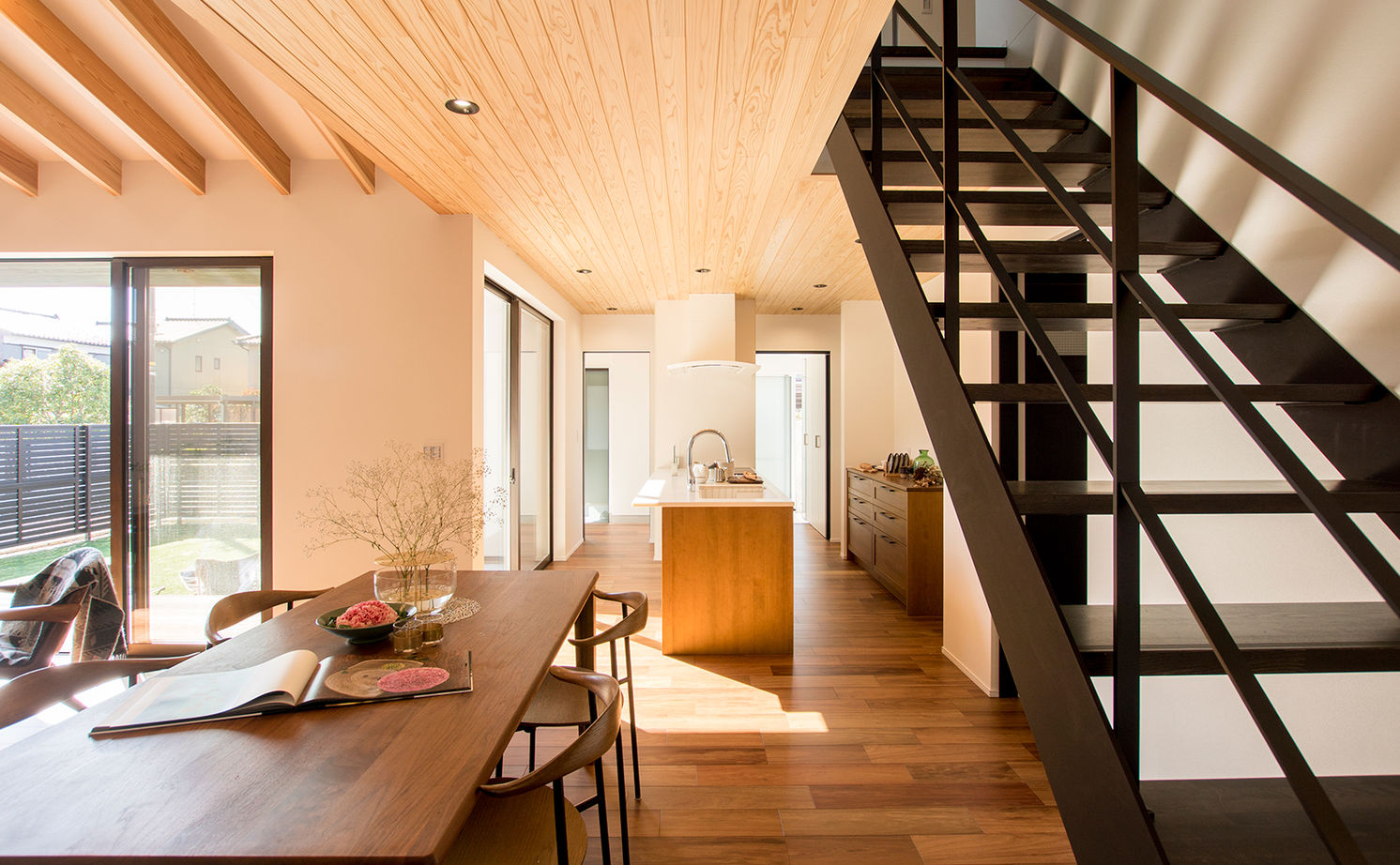 米田木材 【平屋風に暮らす家】庭の緑に癒される縁側付きの広々LDK、ストレスフリーな家事動線が暮らしの質を向上の建築実例画像3