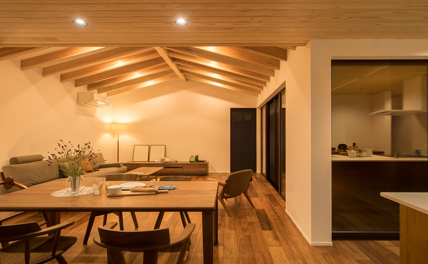 米田木材 【平屋風に暮らす家】庭の緑に癒される縁側付きの広々LDK、ストレスフリーな家事動線が暮らしの質を向上の建築実例画像4