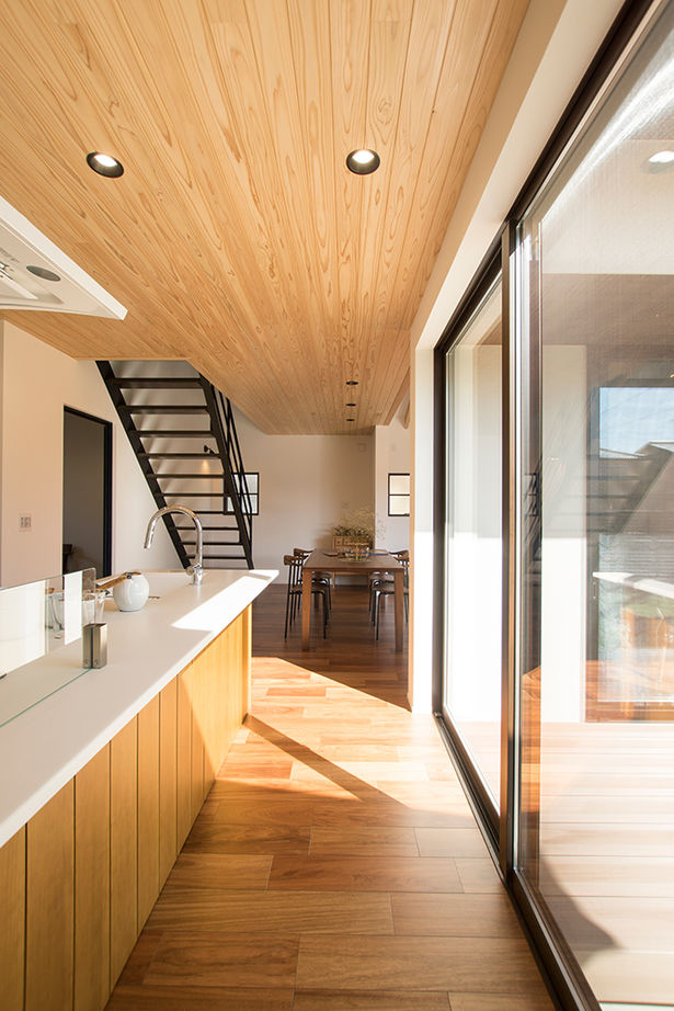 米田木材 【平屋風に暮らす家】庭の緑に癒される縁側付きの広々LDK、ストレスフリーな家事動線が暮らしの質を向上の建築実例画像5