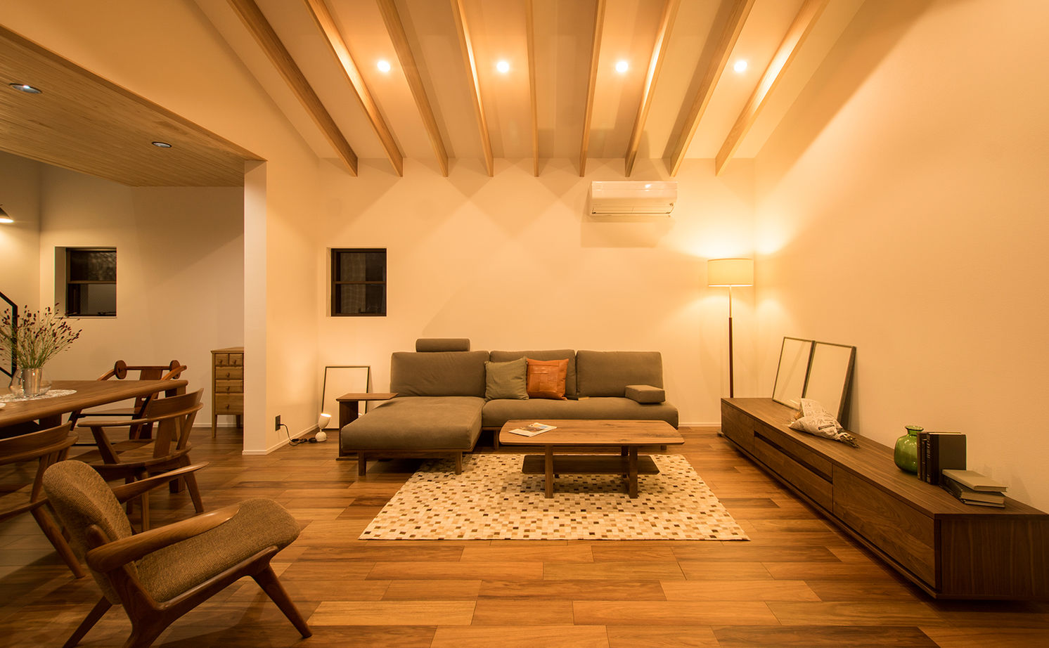 米田木材 【平屋風に暮らす家】庭の緑に癒される縁側付きの広々LDK、ストレスフリーな家事動線が暮らしの質を向上の建築実例画像6