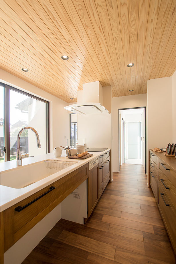 米田木材 【平屋風に暮らす家】庭の緑に癒される縁側付きの広々LDK、ストレスフリーな家事動線が暮らしの質を向上の建築実例画像7