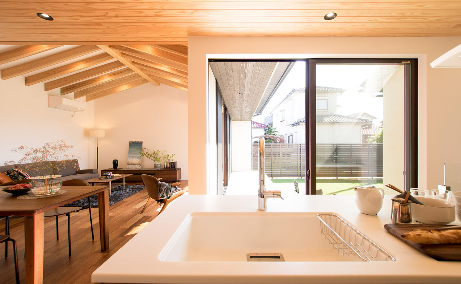 米田木材 【平屋風に暮らす家】庭の緑に癒される縁側付きの広々LDK、ストレスフリーな家事動線が暮らしの質を向上の建築実例画像8