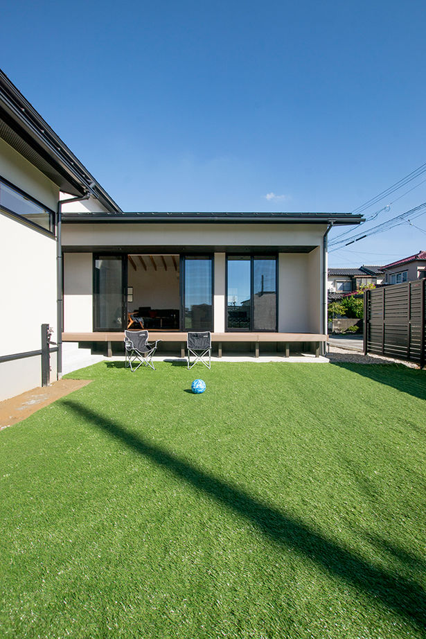 米田木材 【平屋風に暮らす家】庭の緑に癒される縁側付きの広々LDK、ストレスフリーな家事動線が暮らしの質を向上の建築実例画像10