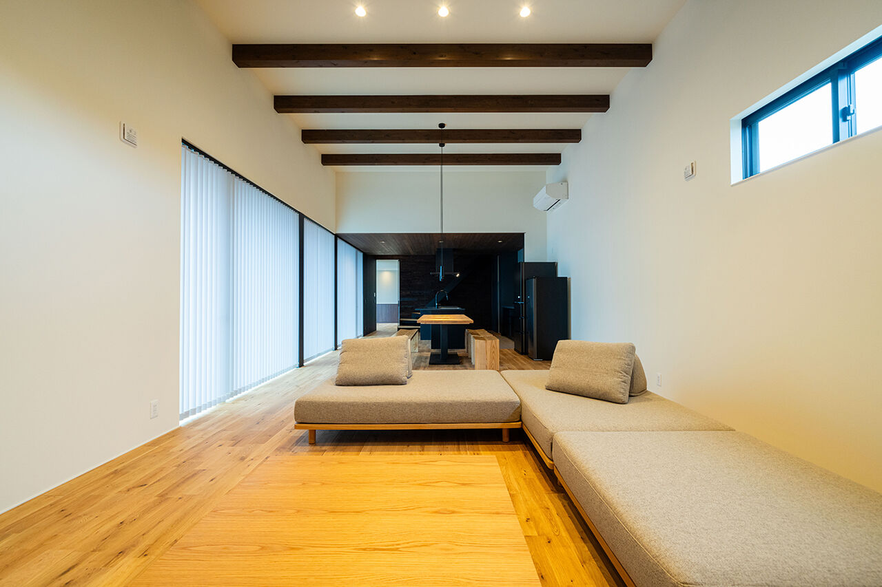 米田木材 【スケール感×素材美】3.7ｍの高天井と約35帖のLDKが叶えた、集いとくつろぎが共存する住まいの建築実例画像2