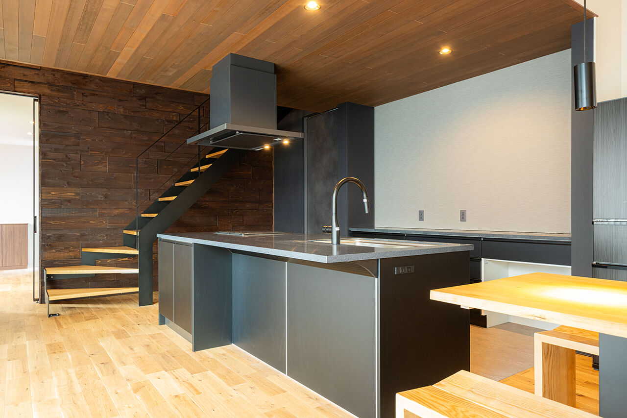 米田木材 【スケール感×素材美】3.7ｍの高天井と約35帖のLDKが叶えた、集いとくつろぎが共存する住まいの建築実例画像3