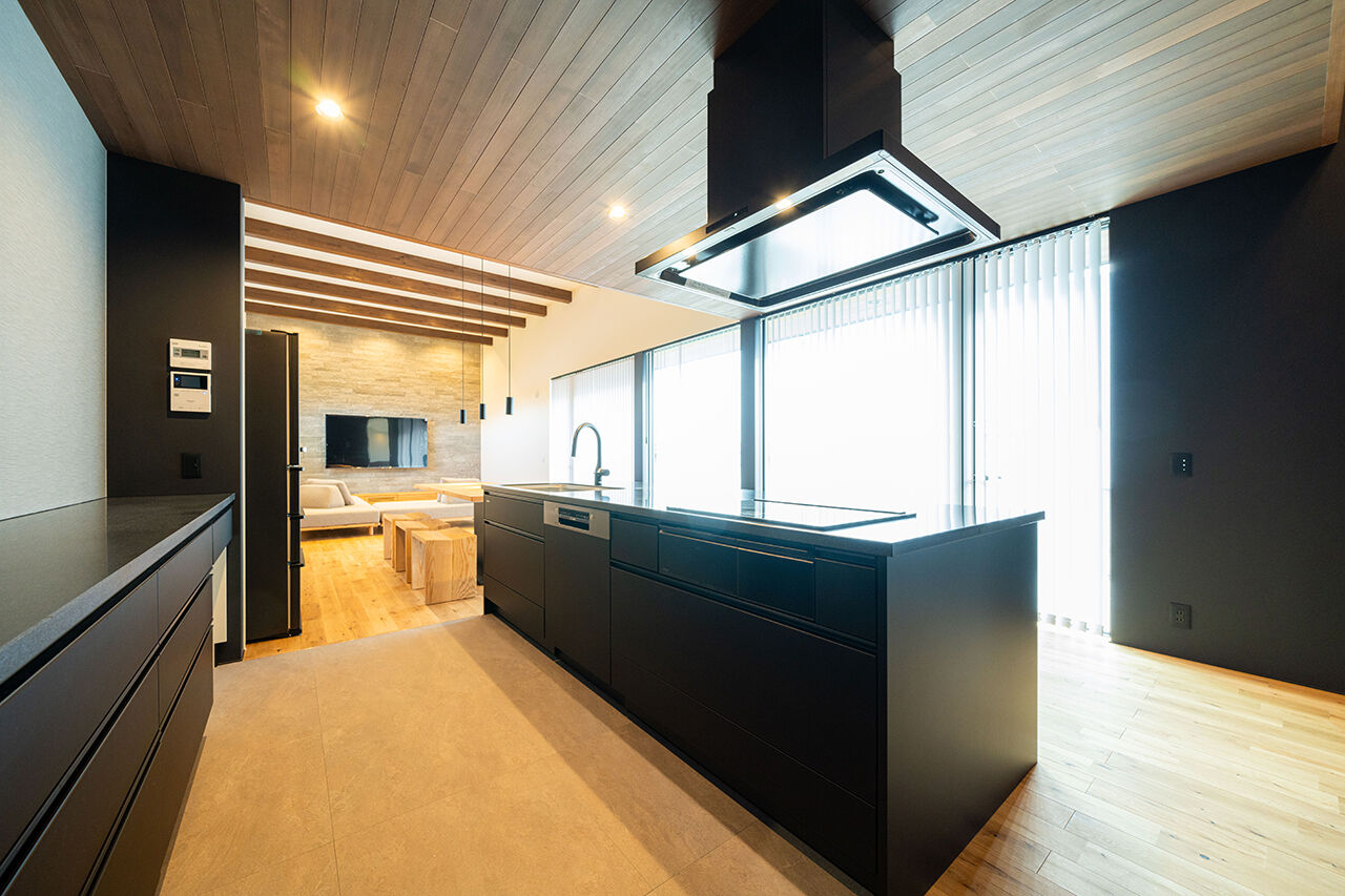 米田木材 【スケール感×素材美】3.7ｍの高天井と約35帖のLDKが叶えた、集いとくつろぎが共存する住まいの建築実例画像4