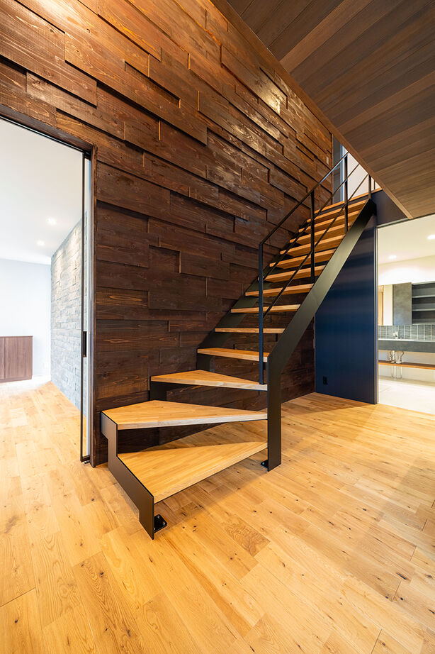 米田木材 【スケール感×素材美】3.7ｍの高天井と約35帖のLDKが叶えた、集いとくつろぎが共存する住まいの建築実例画像5