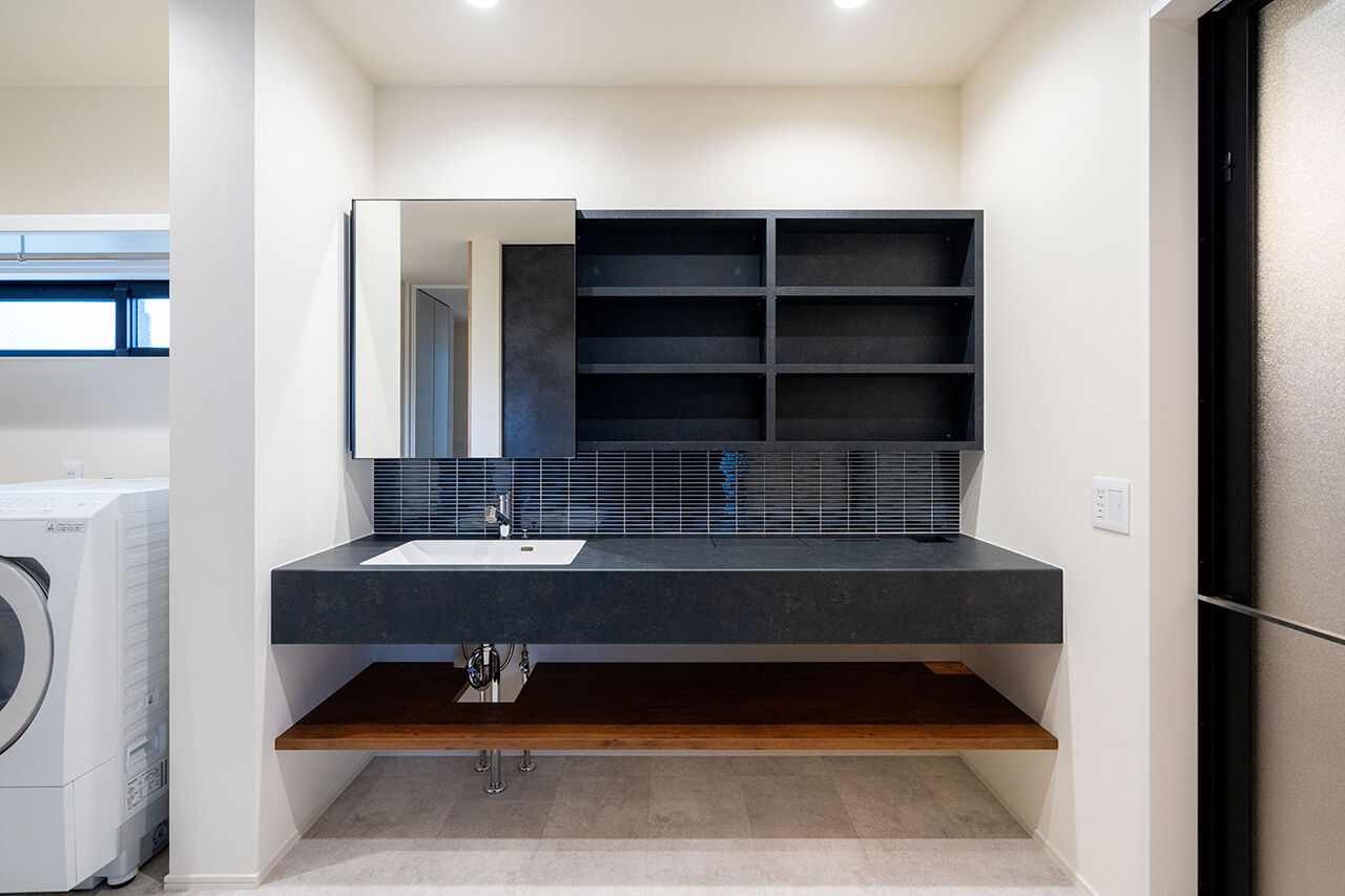 米田木材 【スケール感×素材美】3.7ｍの高天井と約35帖のLDKが叶えた、集いとくつろぎが共存する住まいの建築実例画像6