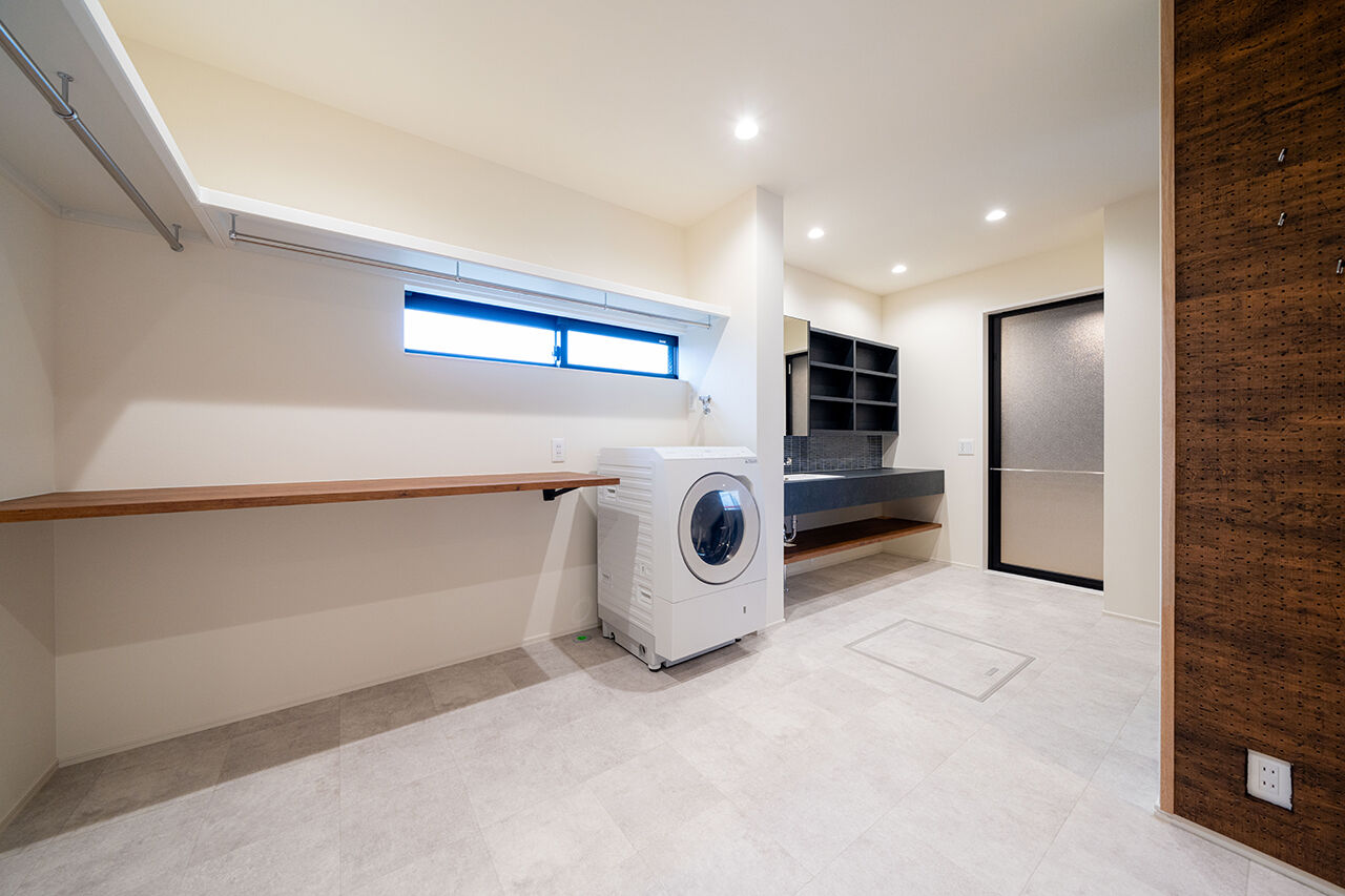 米田木材 【スケール感×素材美】3.7ｍの高天井と約35帖のLDKが叶えた、集いとくつろぎが共存する住まいの建築実例画像7