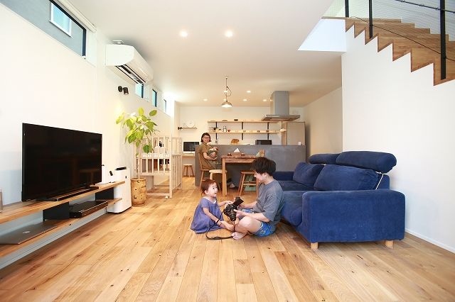 アンドクリエイト 吹き抜けと大きな窓がもたらす広がりと開放感。視線が抜ける伸びやかな空間を感じる家の建築実例画像1