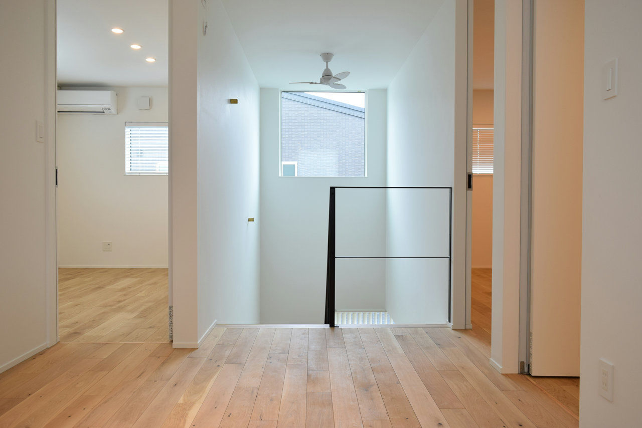 アンドクリエイト 吹き抜けと大きな窓がもたらす広がりと開放感。視線が抜ける伸びやかな空間を感じる家の建築実例画像2