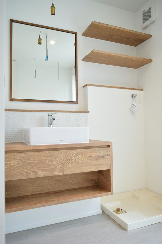 アンドクリエイト 吹き抜けと大きな窓がもたらす広がりと開放感。視線が抜ける伸びやかな空間を感じる家の建築実例画像3