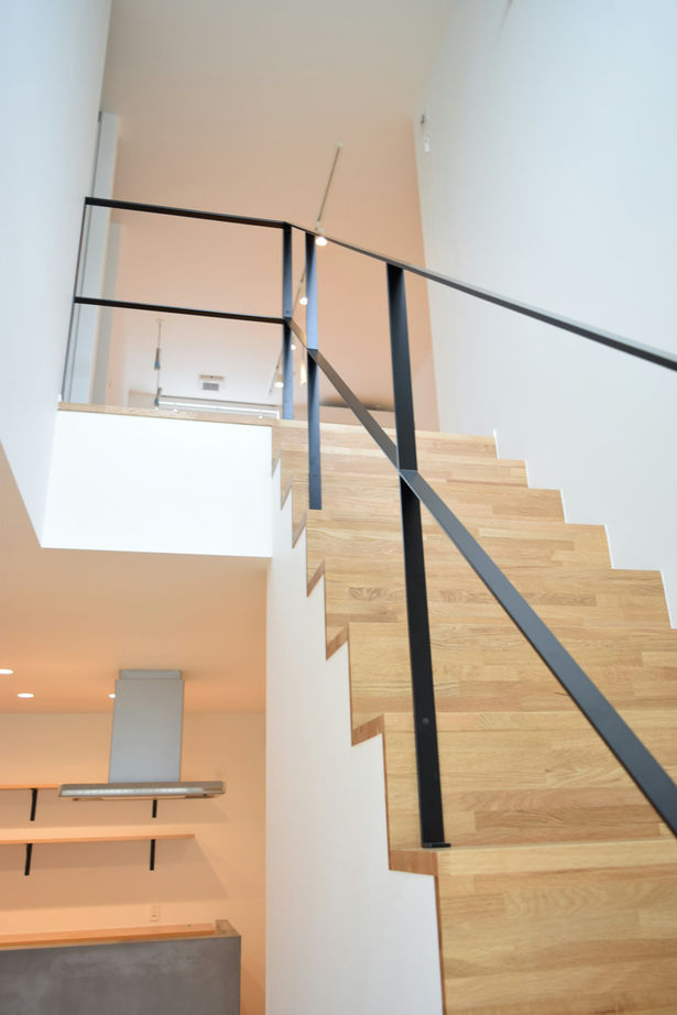 アンドクリエイト 吹き抜けと大きな窓がもたらす広がりと開放感。視線が抜ける伸びやかな空間を感じる家の建築実例画像4