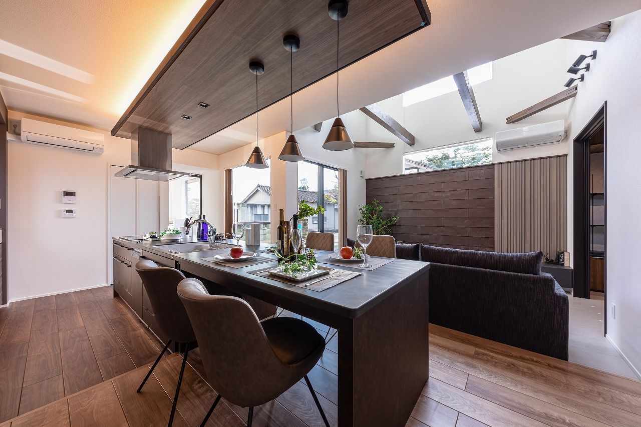 アンドクリエイト キッチンを中心に優雅な空間が広がる、ラグジュアリーな住まいの建築実例画像1