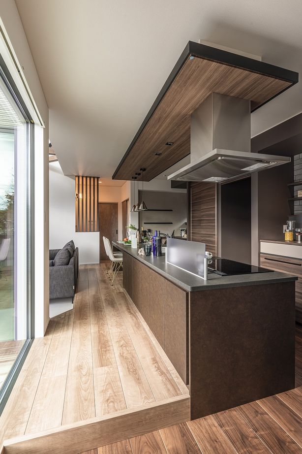 アンドクリエイト キッチンを中心に優雅な空間が広がる、ラグジュアリーな住まいの建築実例画像2