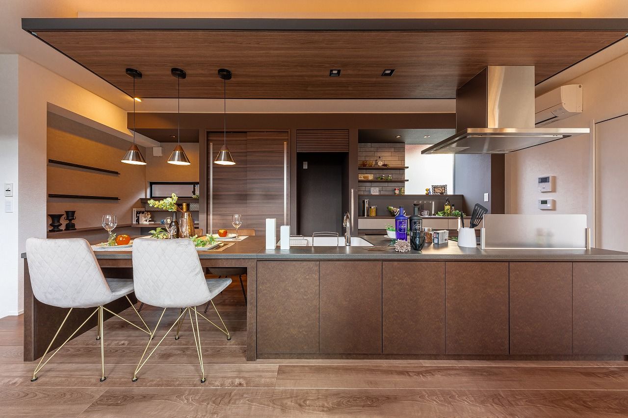 アンドクリエイト キッチンを中心に優雅な空間が広がる、ラグジュアリーな住まいの建築実例画像3