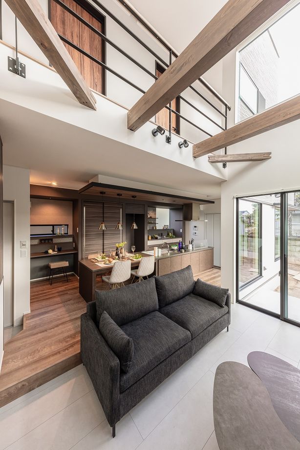 アンドクリエイト キッチンを中心に優雅な空間が広がる、ラグジュアリーな住まいの建築実例画像4