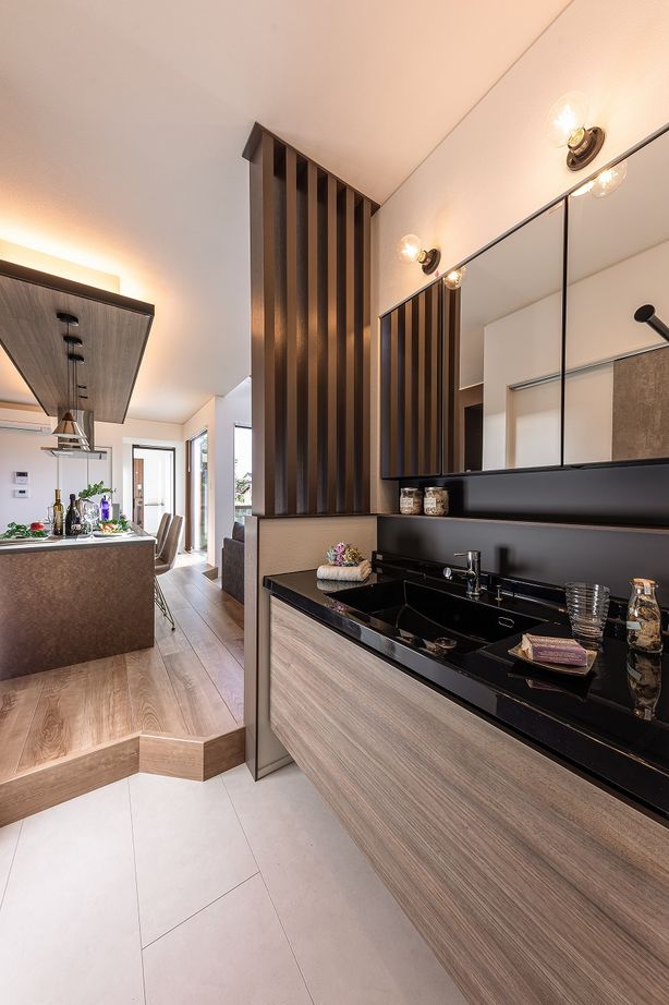 アンドクリエイト キッチンを中心に優雅な空間が広がる、ラグジュアリーな住まいの建築実例画像5