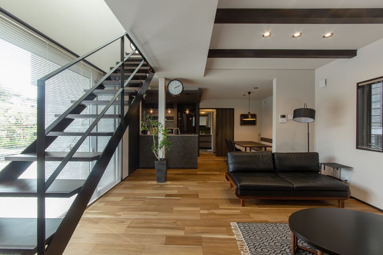 アンドクリエイト アカシアの床が広がるシックな大人のインテリアの建築実例画像1