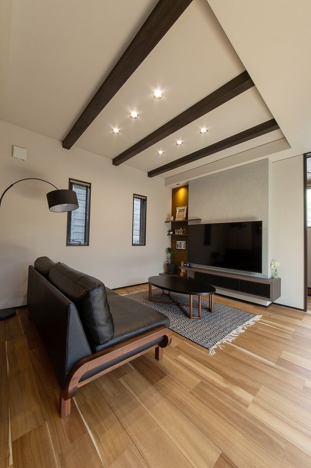 アンドクリエイト アカシアの床が広がるシックな大人のインテリアの建築実例画像2