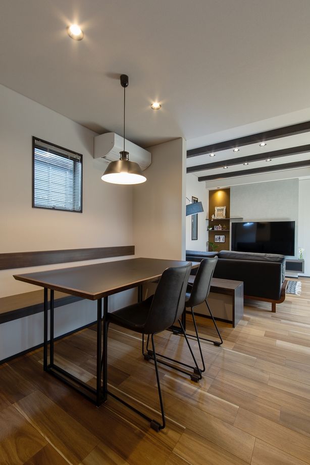 アンドクリエイト アカシアの床が広がるシックな大人のインテリアの建築実例画像3