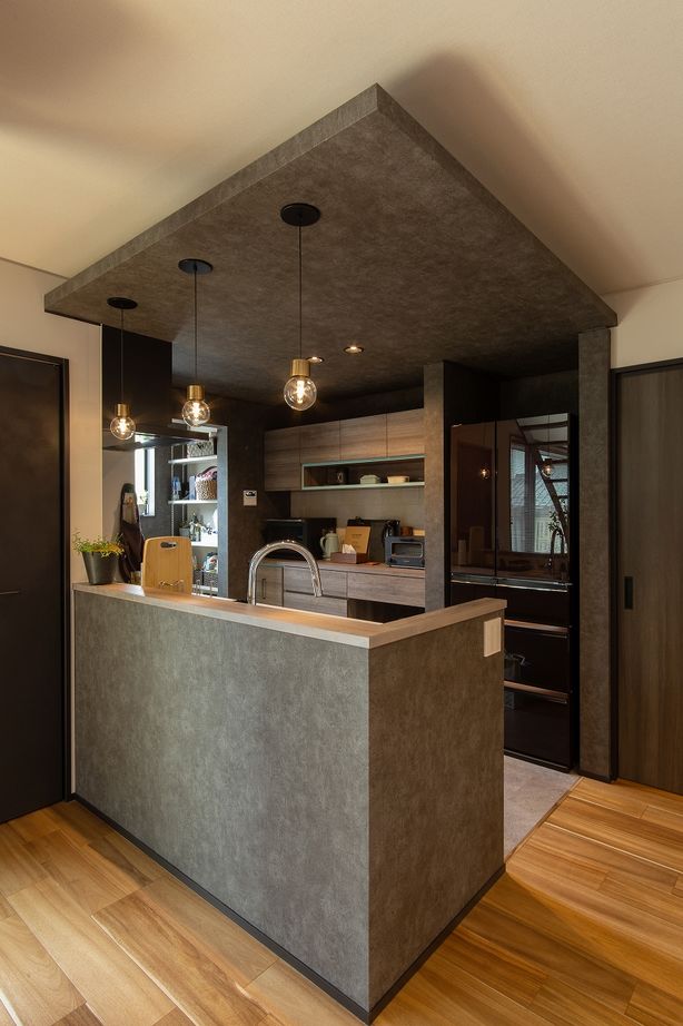 アンドクリエイト アカシアの床が広がるシックな大人のインテリアの建築実例画像4