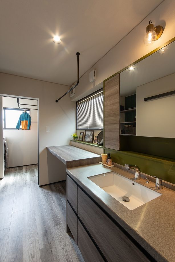 アンドクリエイト アカシアの床が広がるシックな大人のインテリアの建築実例画像5