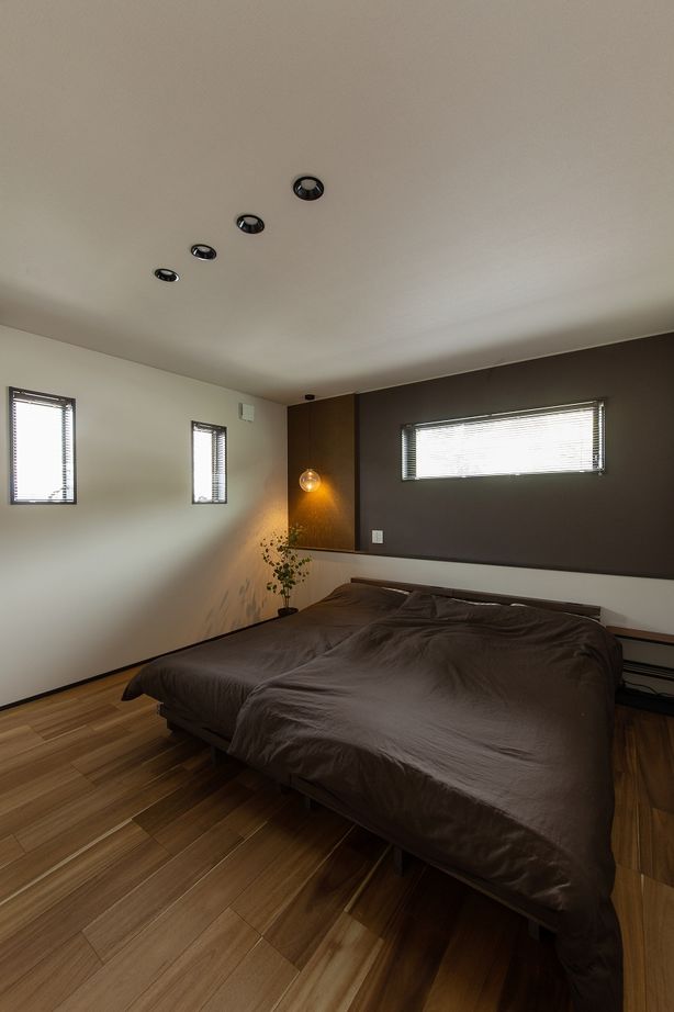 アンドクリエイト アカシアの床が広がるシックな大人のインテリアの建築実例画像6