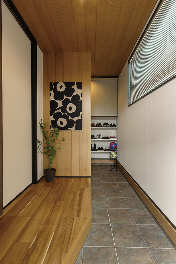 アンドクリエイト アカシアの床が広がるシックな大人のインテリアの建築実例画像7