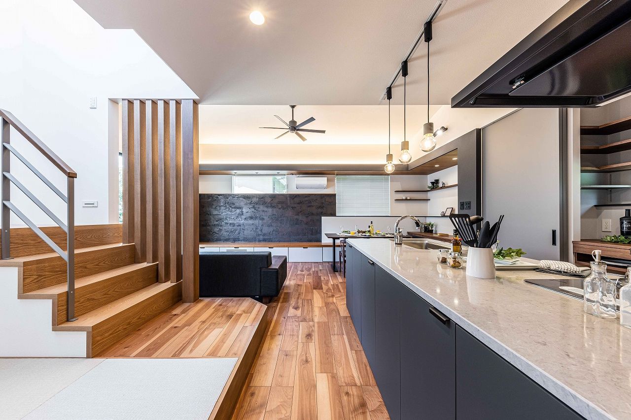 アンドクリエイト 開放感と落ち着きを追求した、高級感溢れる住まいの建築実例画像2