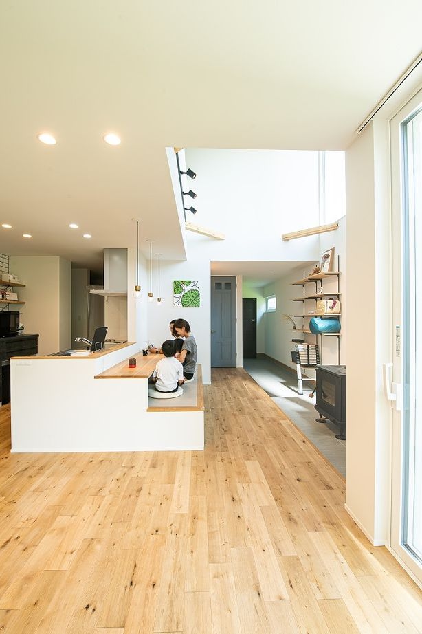 アンドクリエイト 異素材を掛け合わせた印象的なデザインのファサードと光あふれる快適な空間の建築実例画像2