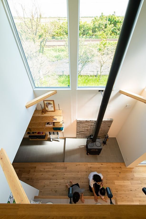 アンドクリエイト 異素材を掛け合わせた印象的なデザインのファサードと光あふれる快適な空間の建築実例画像4