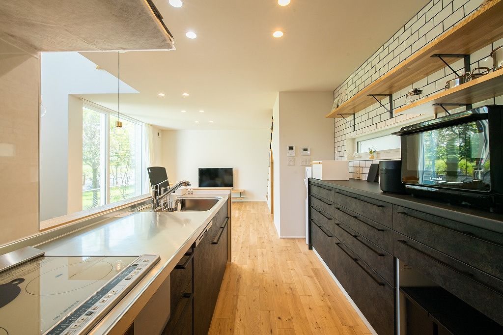 アンドクリエイト 異素材を掛け合わせた印象的なデザインのファサードと光あふれる快適な空間の建築実例画像8