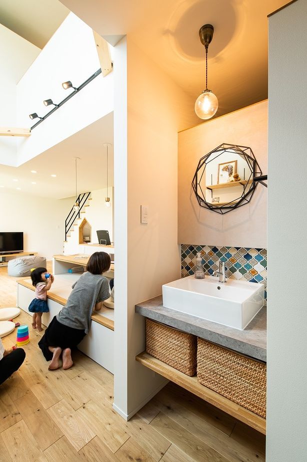 アンドクリエイト 異素材を掛け合わせた印象的なデザインのファサードと光あふれる快適な空間の建築実例画像9