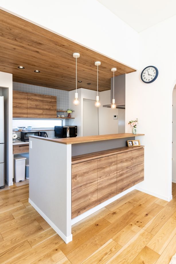 アンドクリエイト デッキ&庭へと空間が連続する、子どもたちが自由に遊べる家の建築実例画像2