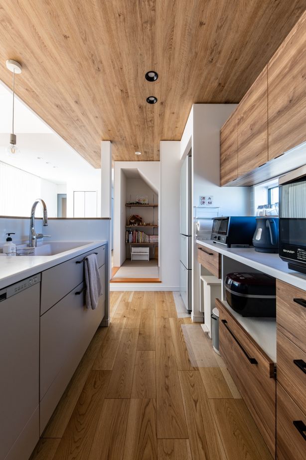 アンドクリエイト デッキ&庭へと空間が連続する、子どもたちが自由に遊べる家の建築実例画像4