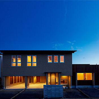 ONE and ALL 【岐阜 | ビルトインガレージ×間取図有】無垢の素材感が光るシンプルな美空間の建築実例画像