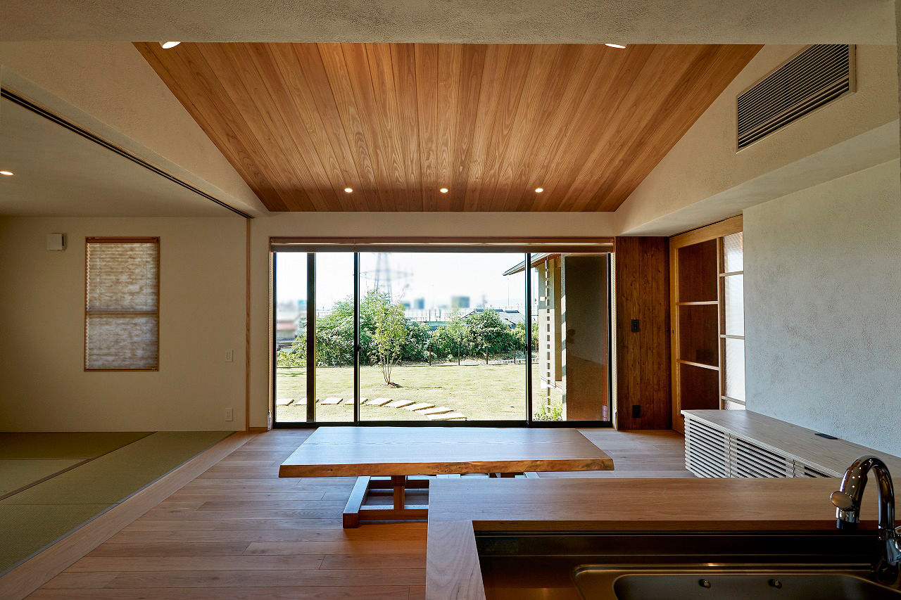 ONE and ALL 【岐阜市｜L字型×平屋×約30坪】懐かしさ漂う和モダンな平屋「家事の最中も見晴らしを楽しんでいます」の建築実例画像2