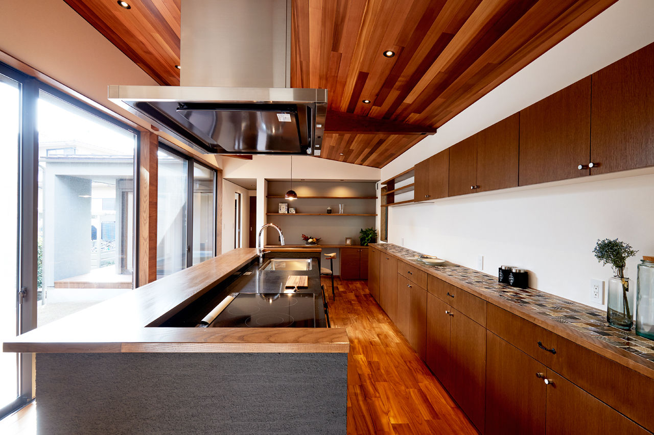 ONE and ALL 【岐阜市｜平屋風の2階建て×中庭】南北に長い土地の心配な日当たりは「中庭」と「吹抜け」で解消の建築実例画像2