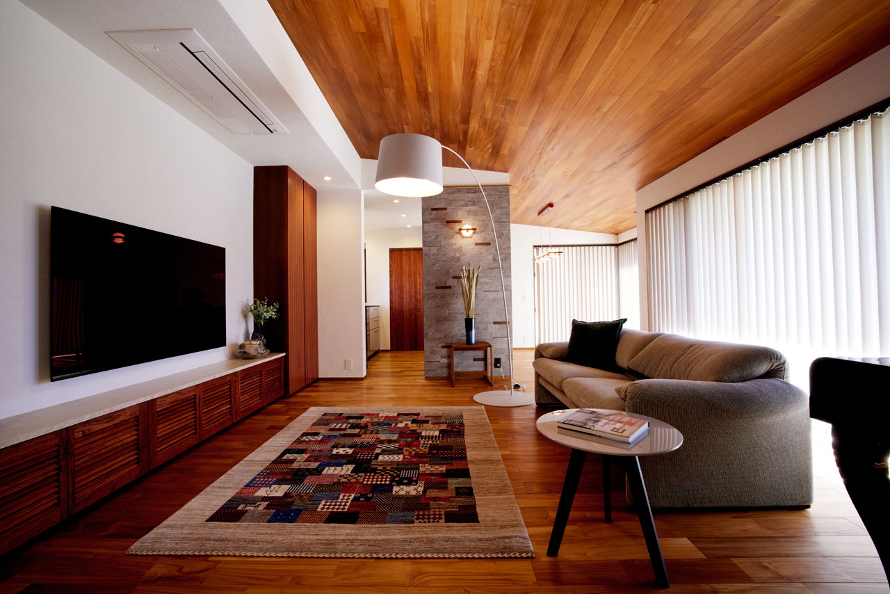 ONE and ALL 【岐阜県｜ガレージハウス×二世帯】中庭が繋ぐ２つの家族。高級木材を贅沢に使ったオーセンティックな平屋の建築実例画像2