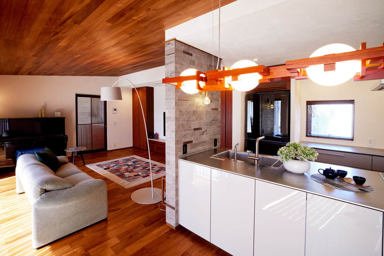 ONE and ALL 【岐阜県｜ガレージハウス×二世帯】中庭が繋ぐ２つの家族。高級木材を贅沢に使ったオーセンティックな平屋の建築実例画像3