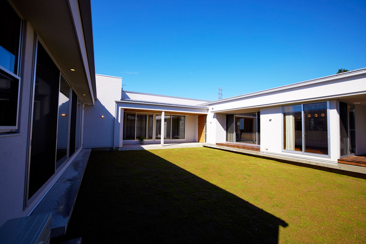 ONE and ALL 【岐阜県｜ガレージハウス×二世帯】中庭が繋ぐ２つの家族。高級木材を贅沢に使ったオーセンティックな平屋の建築実例画像4